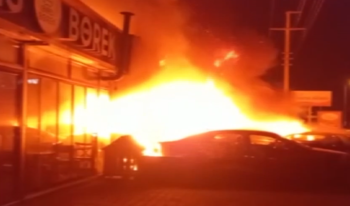 Kocaeli'de bir galeride yangın: Lüks otomobiller alev alev yandı